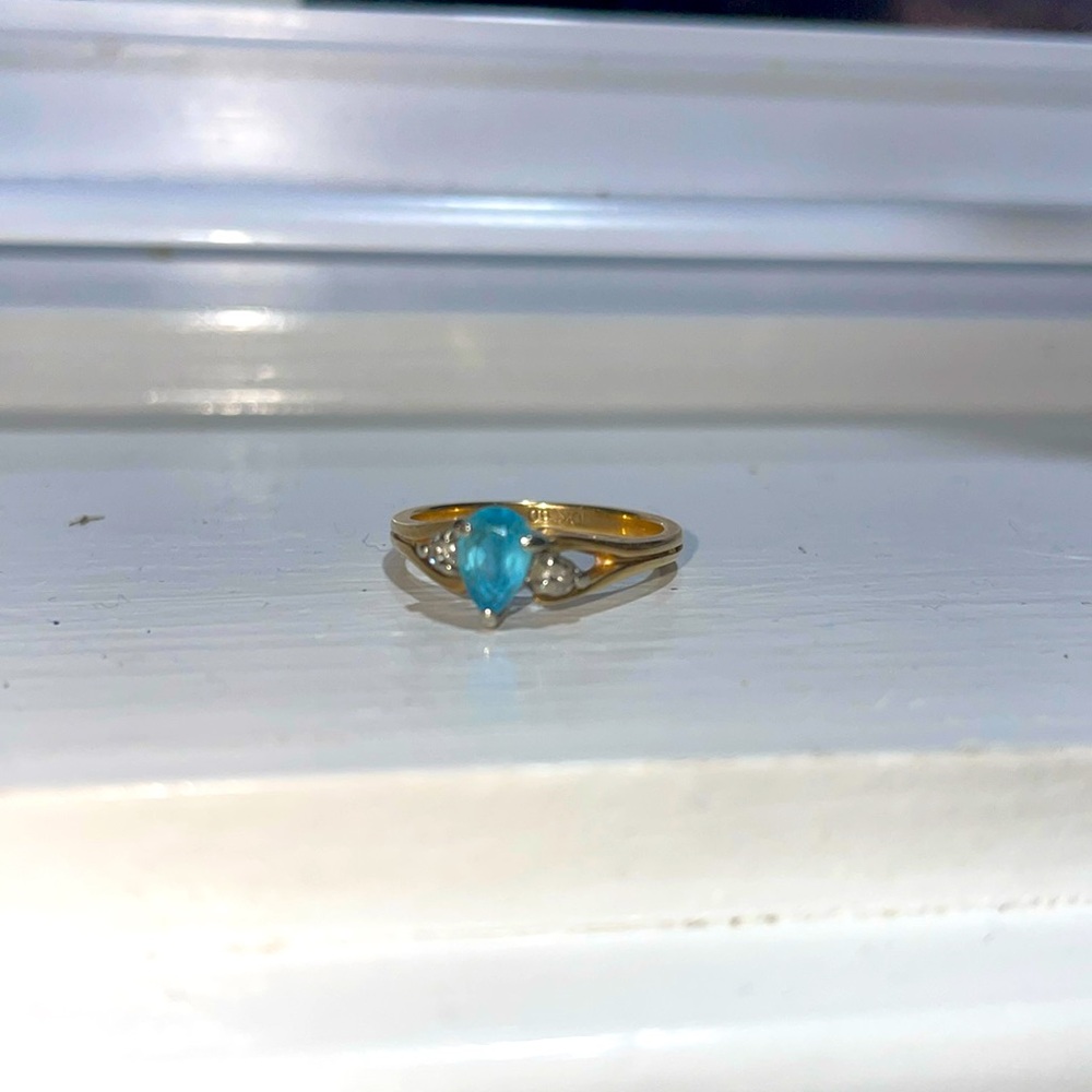 10 karat ring with blue stone